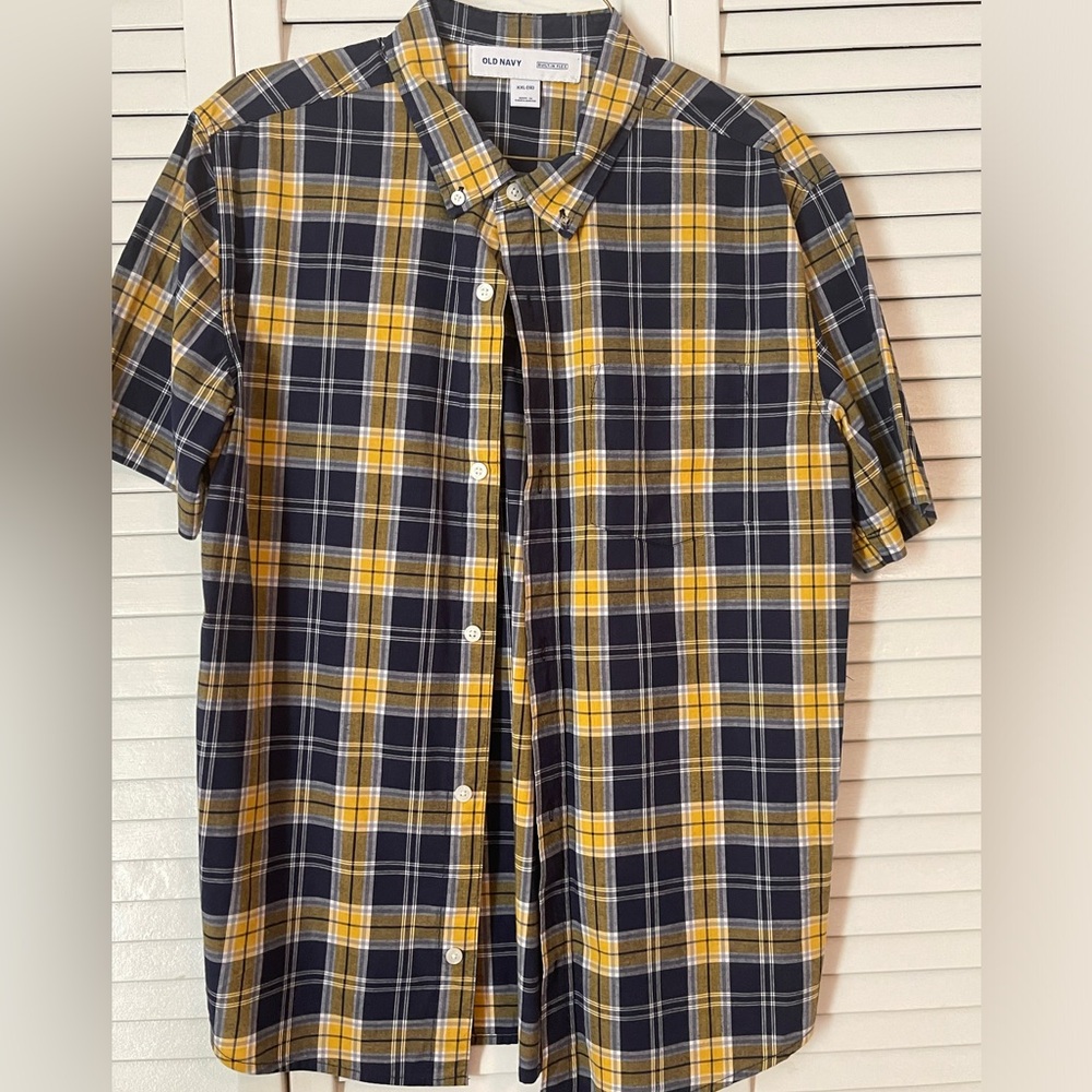 Old Navy button down checkered shirt. Short sleeve size 18 boys XXL